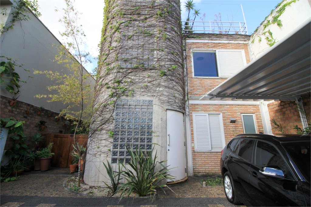 Casa à venda ou para alugar com 5 quartos, sendo 3 suítes, em Vila Madalena, São Paulo, SP