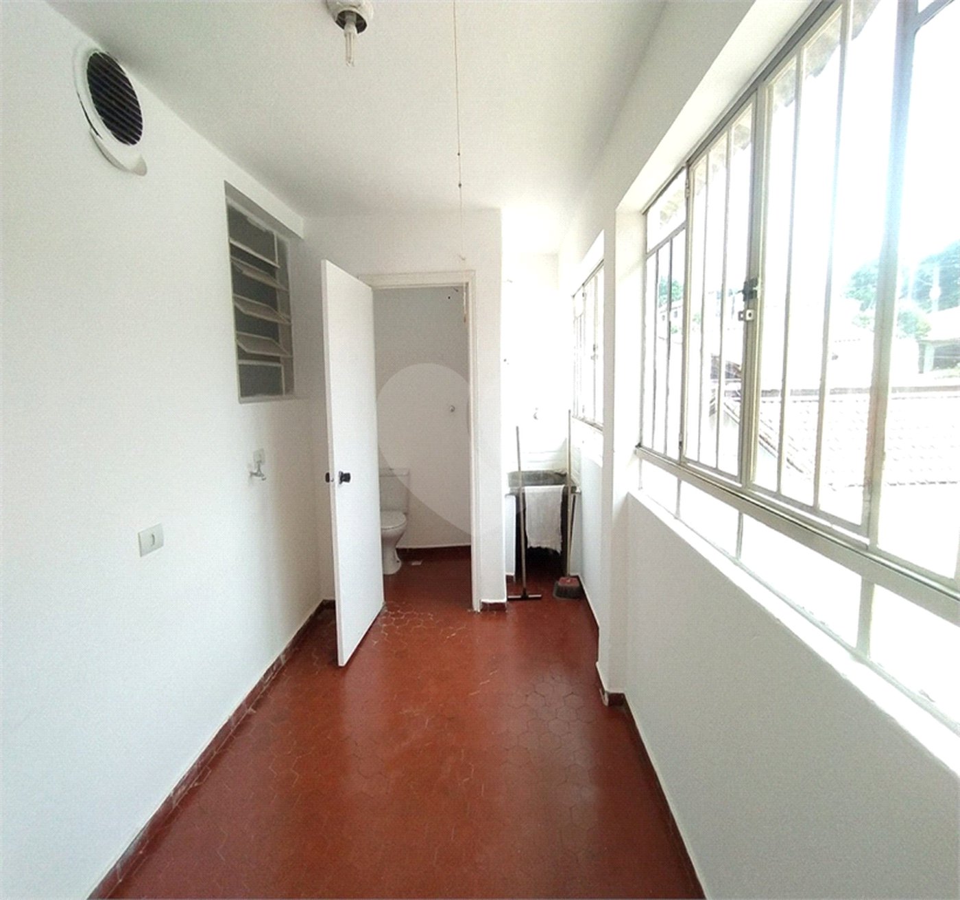 SOBRADO DE 100 M² COM 03 DORMITÓRIOS, VAGA E QUINTAL PARA LOCAÇÃO (OU VENDA) NO JARDIM DO COLEGIO-SANTANA