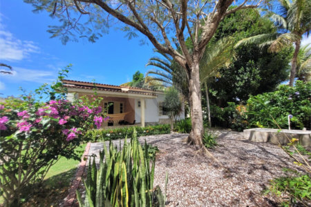 Casa à venda com 4 quartos, sendo 2 suítes, no Centro, Santa Cruz Cabrália, BA