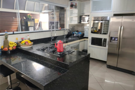 Casa à venda com 4 quartos, sendo 2 suítes, no condomínio Residencial Jardim das Palmeiras, Vinhedo - SP