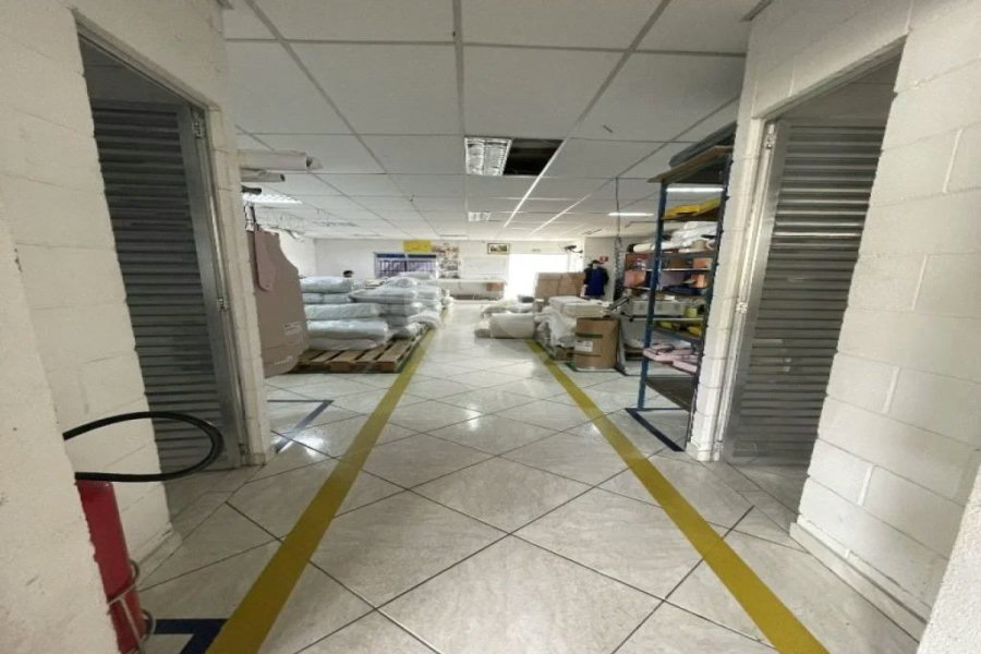 Galpão de 680 M² a 01 km da Rodovia Anchieta.