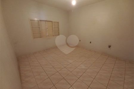 Casa Térrea com 3 dormitórios, sendo 1 suíte.