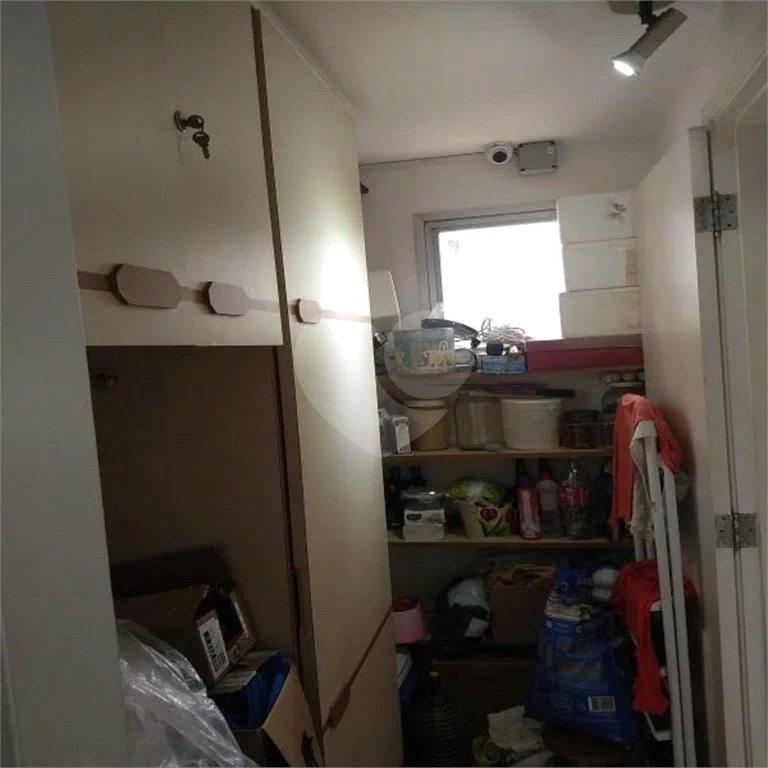 Apartamento na Vila Nova Conceição de 100m2 com 2 dorms, 1 suíte , 3 banheiros, 2 vagas. Estuda permuta.
