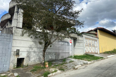 Sobrado à venda com 6 quartos, sendo 2 suítes, em Vila Áurea, Poá, SP