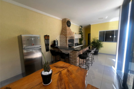Casa à venda com 4 quartos, sendo 2 suítes, em Vila Nastri, Itapetininga, SP
