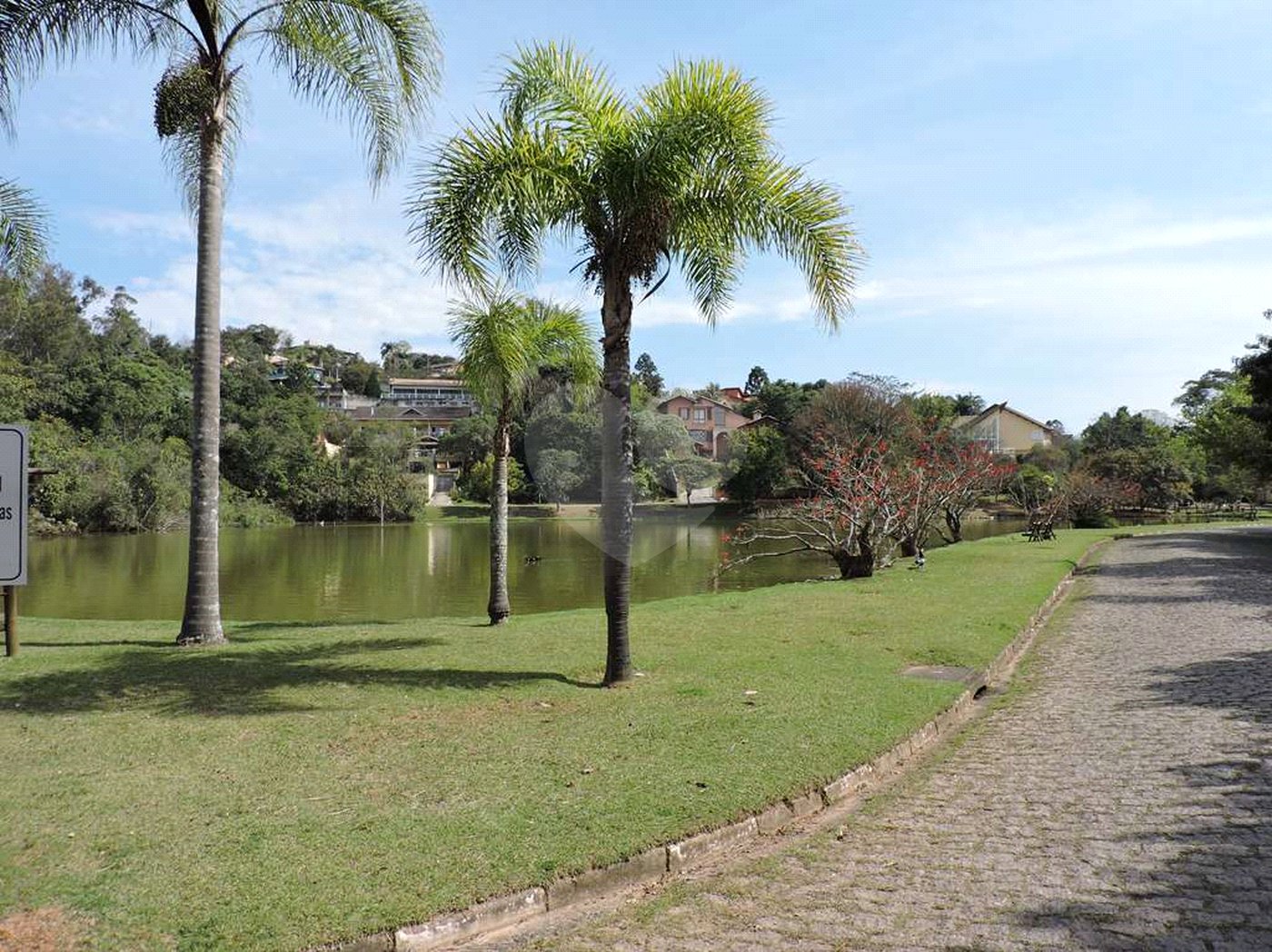 Casa à venda com 4 quartos, sendo 2 suítes,  no condomínio Granja Vianna II, Cotia - SP