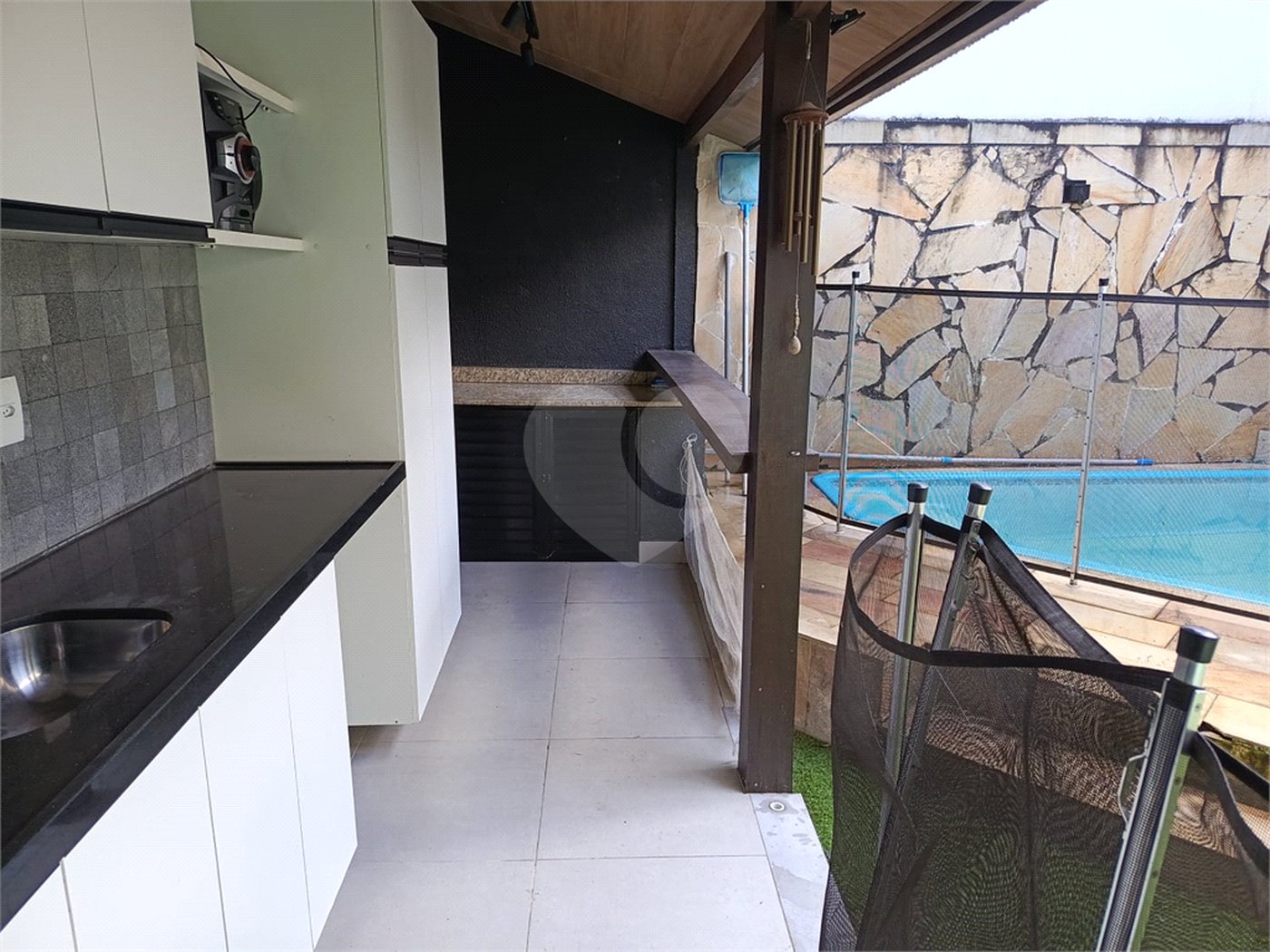 Casa à venda com 3 quartos, sendo 1 suíte, no condomínio Paraíso Classe A, Rio de Janeiro - RJ