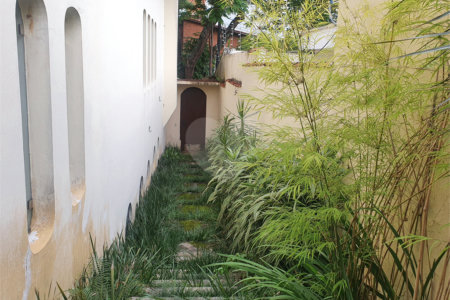 Casa à venda com 4 quartos, sendo 1 suíte, em Interlagos, São Paulo, SP