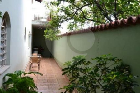 Casa à venda com 3 quartos, sendo 1 suíte, no condomínio Travessa Cacique Apoena,493, São Paulo - SP