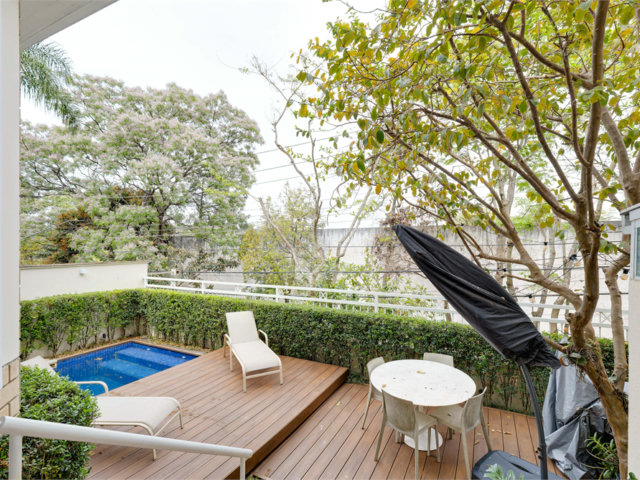 Casa à venda com 4 quartos, sendo 2 suítes,  no condomínio Bristol Village, São Paulo - SP