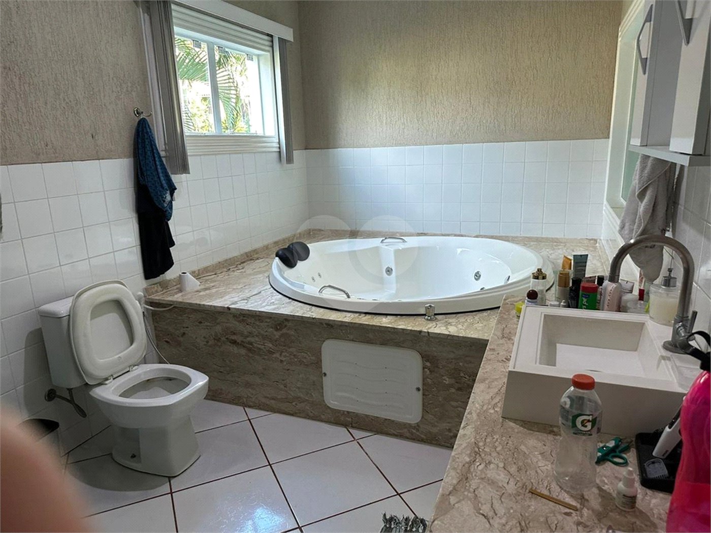 Casa à venda com 3 quartos, sendo 1 suíte,  no condomínio Vale do Lago, Sorocaba - SP