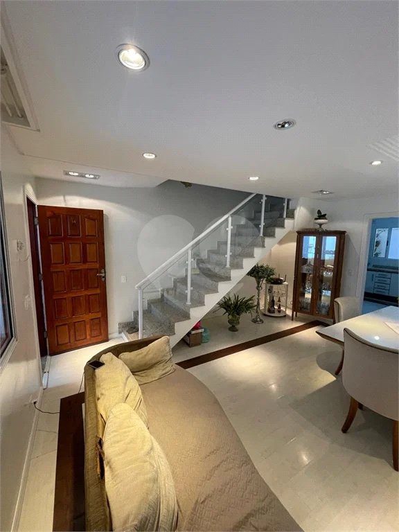 Casa à venda com 3 quartos, sendo 1 suíte, no condomínio Residencial Villagio Vitória, Guarulhos - SP