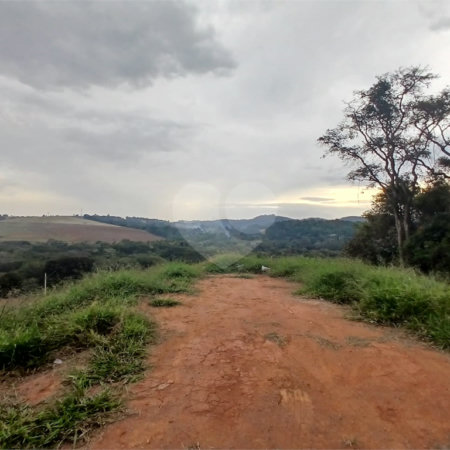 Lote com 561,86 m² à Venda em Condomínio Fechado