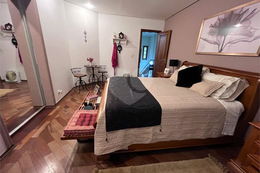Casa à venda com 4 quartos, sendo 2 suítes, no condomínio Jornalista Américo Ariza, São Paulo - SP
