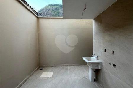 Casa à venda com 4 quartos, sendo 2 suítes, no condomínio Pedra Mar, Rio de Janeiro - RJ