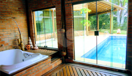 Casa à venda com 4 suítes no condomínio Estância Marambaia, Vinhedo - SP