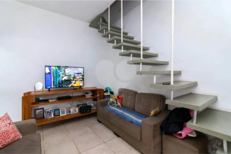 Sobrado à venda com 2 quartos, sendo 1 suíte, em Chora Menino, São Paulo, SP
