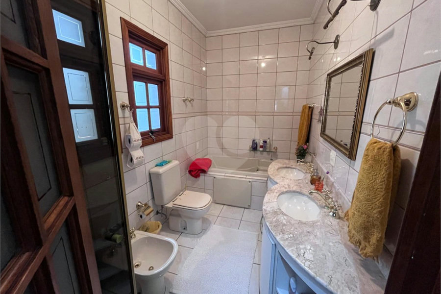 Casa à venda com 4 quartos, sendo 2 suítes, no condomínio Jornalista Américo Ariza, São Paulo - SP