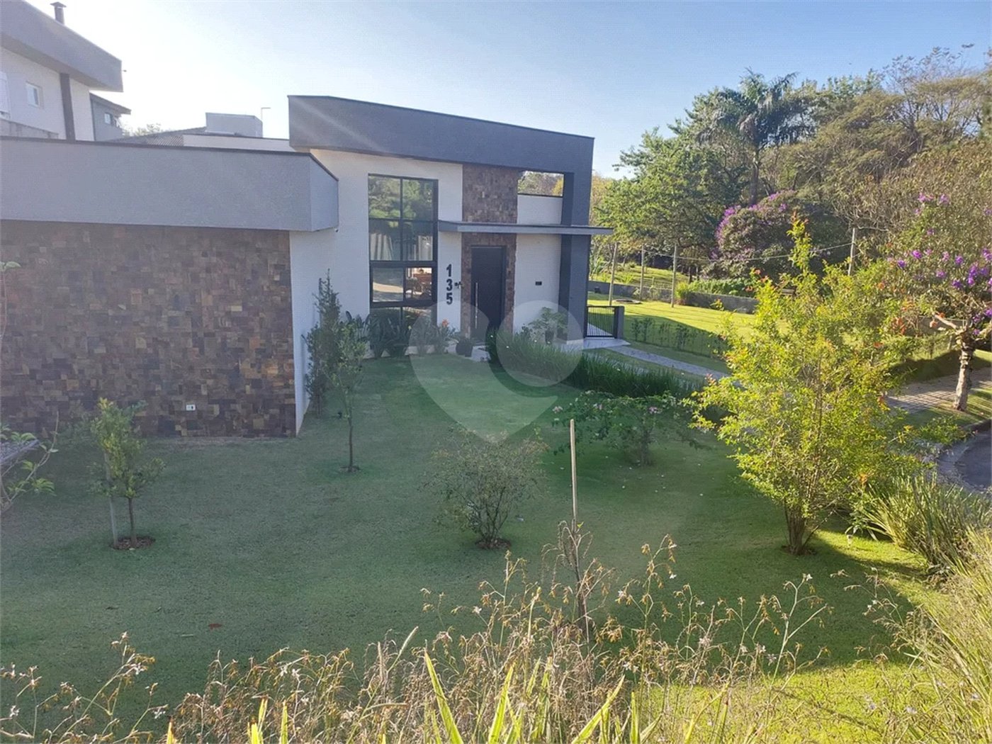 Casa à venda com 4 quartos, sendo 2 suítes,  no condomínio Figueira Garden, Atibaia - SP