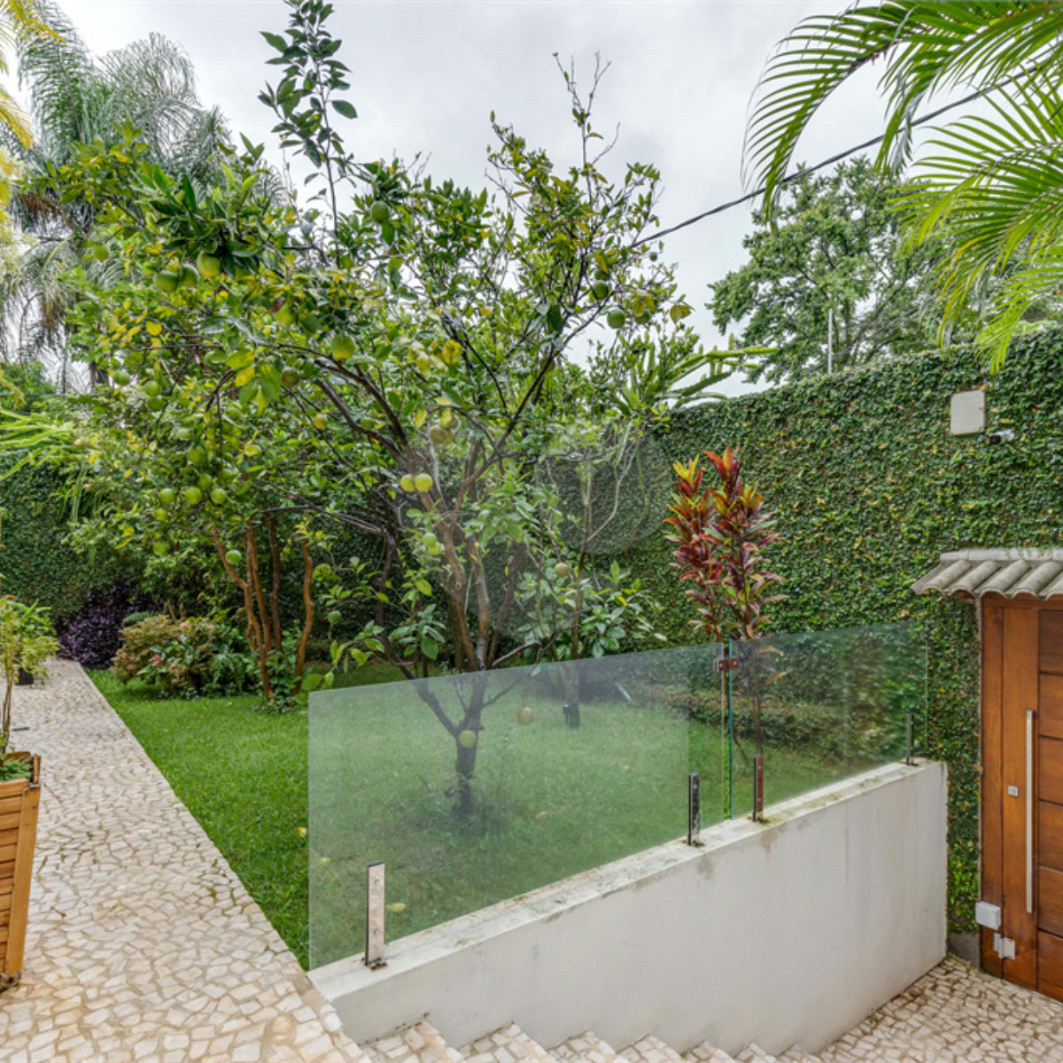 Sobrado à venda com 3 suítes em Jardim Cordeiro, São Paulo, SP