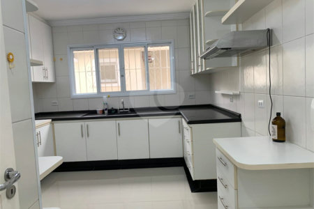 Sobrado à venda com 4 quartos, sendo 1 suíte, em Vila Campo Grande, São Paulo, SP