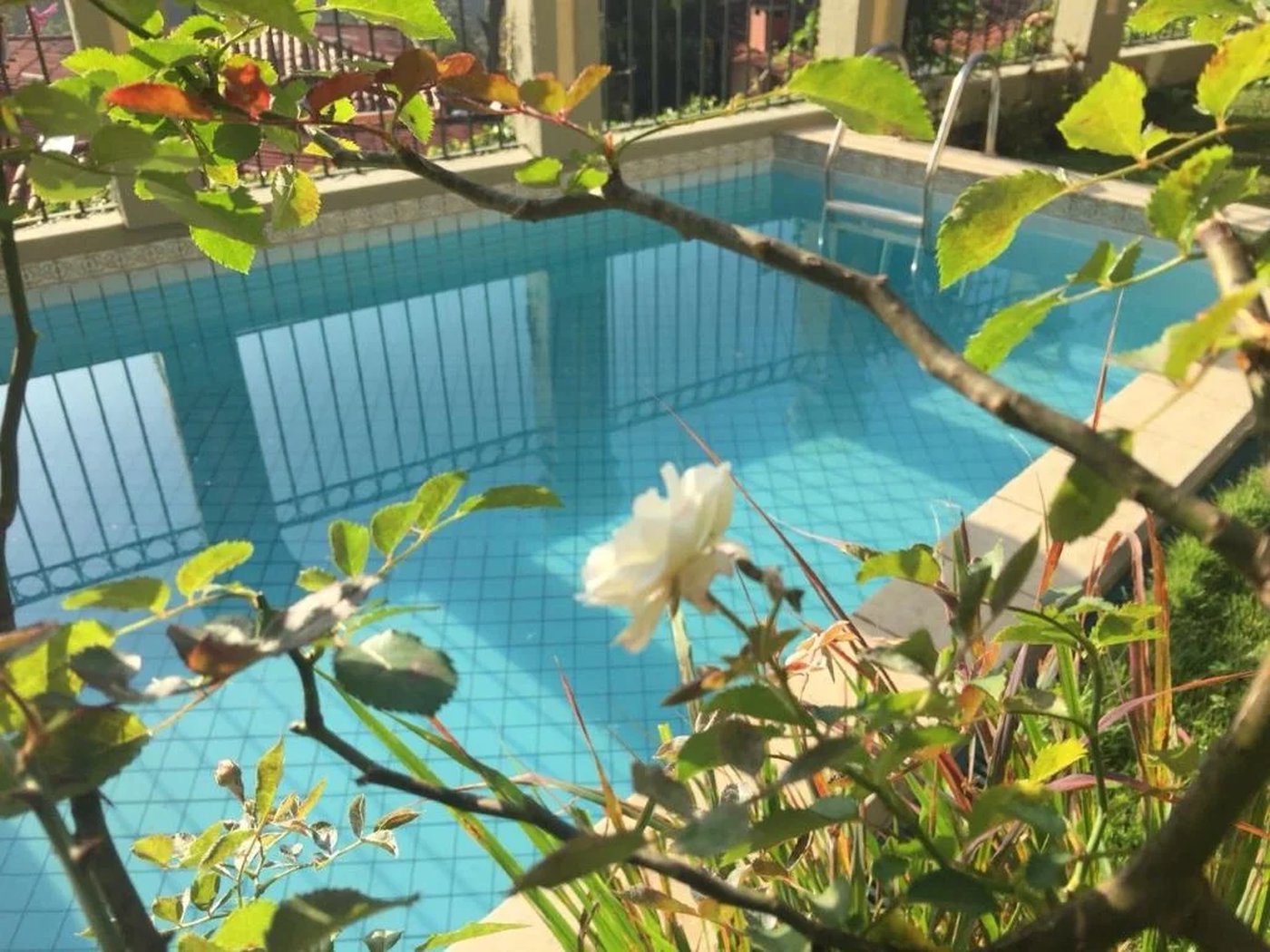 Casa à venda com 5 quartos, sendo 4 suítes, no condomínio Jardim Vitória Régia, São Paulo - SP