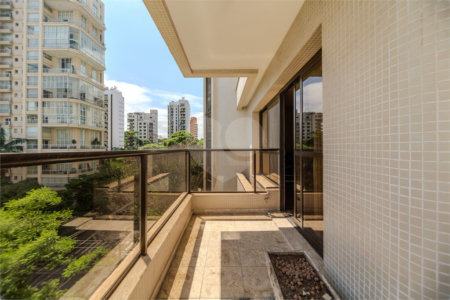 Apartamento à venda com 3 suítes em Moema, São Paulo, SP