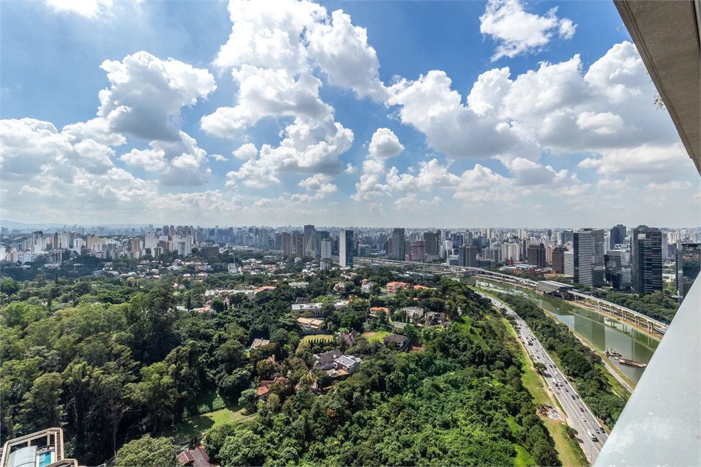 Apartamento à venda ou para alugar com 4 quartos, sendo 3 suítes,  em Jardim Morumbi, São Paulo, SP