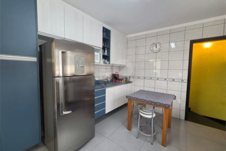 Casa à venda com 4 quartos, sendo 1 suíte, em Vila Paulo Silas, São Paulo, SP
