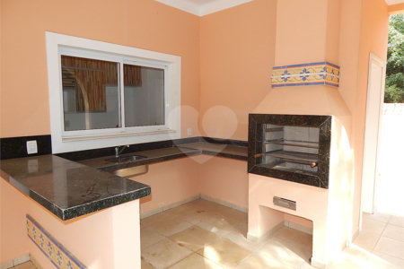 Casa à venda com 3 suítes no condomínio Recanto dos Paturis, Vinhedo - SP