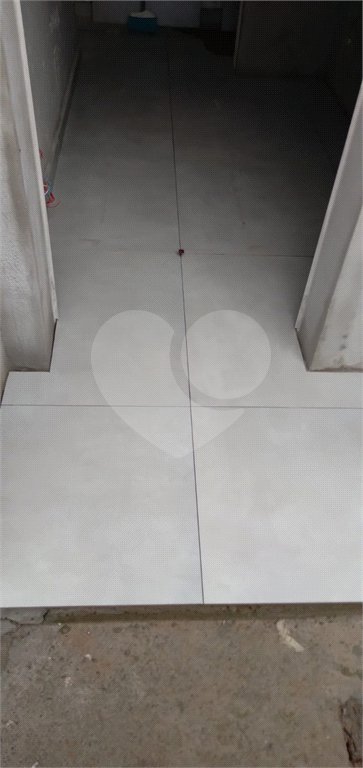 Casa à venda com 3 quartos, sendo 1 suíte,  no condomínio Residencial Club Entresseras, Santa Isabel - SP