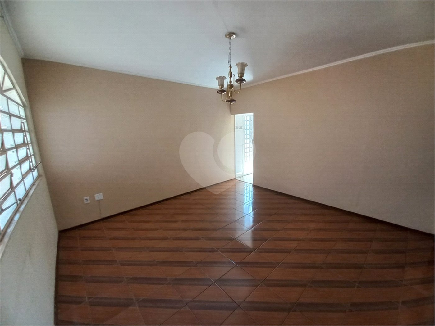 Casa térrea com 3 dormitórios, sendo 1 suíte.