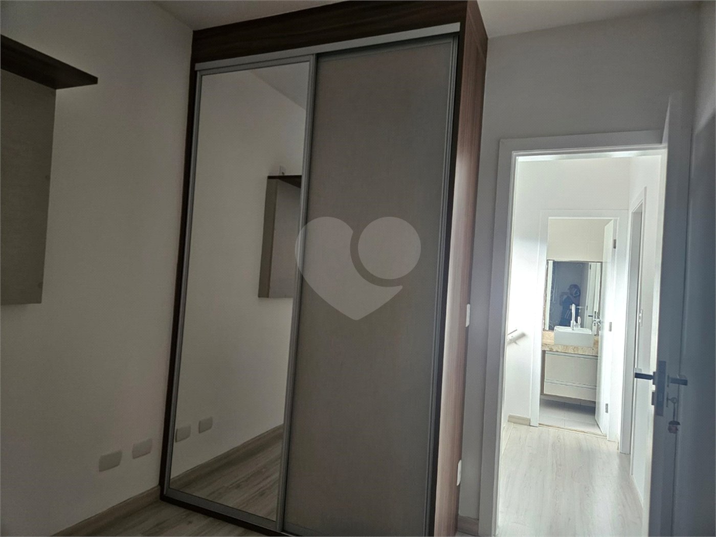 Casa à venda com 2 quartos, sendo 1 suíte, no condomínio Vitória Park, Suzano - SP