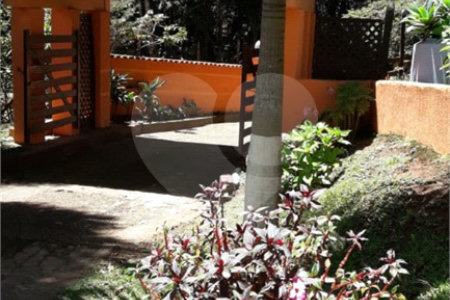 Chácara à venda com 8 quartos, sendo 3 suítes, no Centro, Toledo, MG