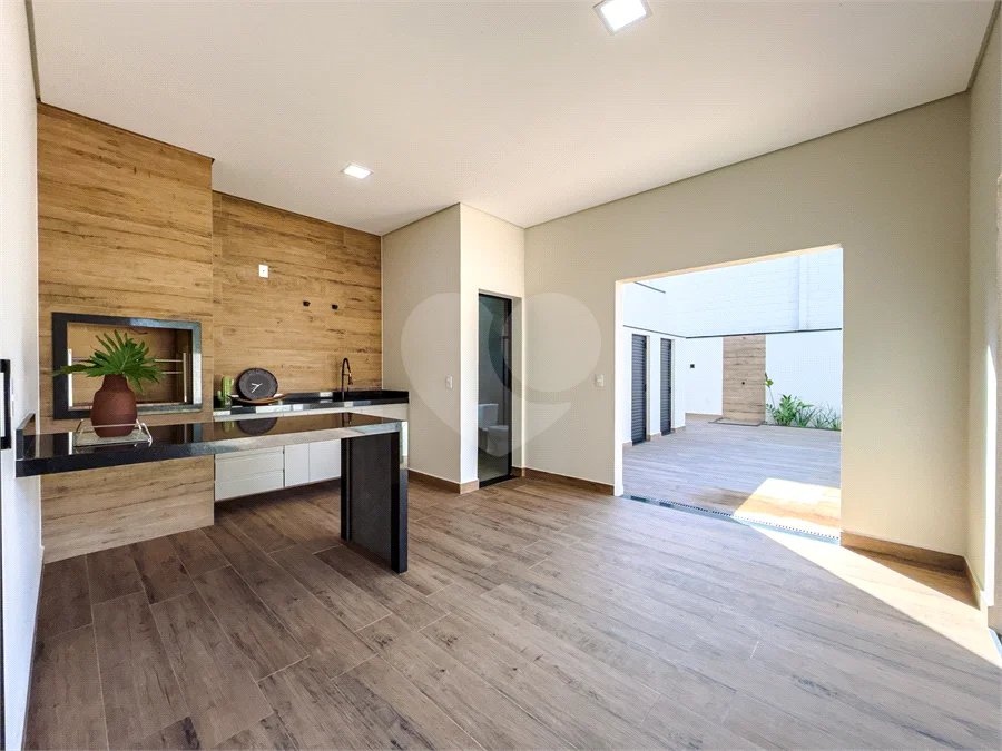 Indaiatuba - Condomínio Milano - Sobrado - 350 m² de terreno - 240 m² de área construída - 4 vagas de garagem, sendo 2 cobertas - Salas de estar e jantar integradas - 3 suítes com closet e varanda no pavimento superior - Escritório no térreo - Espaço gourmet com churrasqueira - Banheiro externo