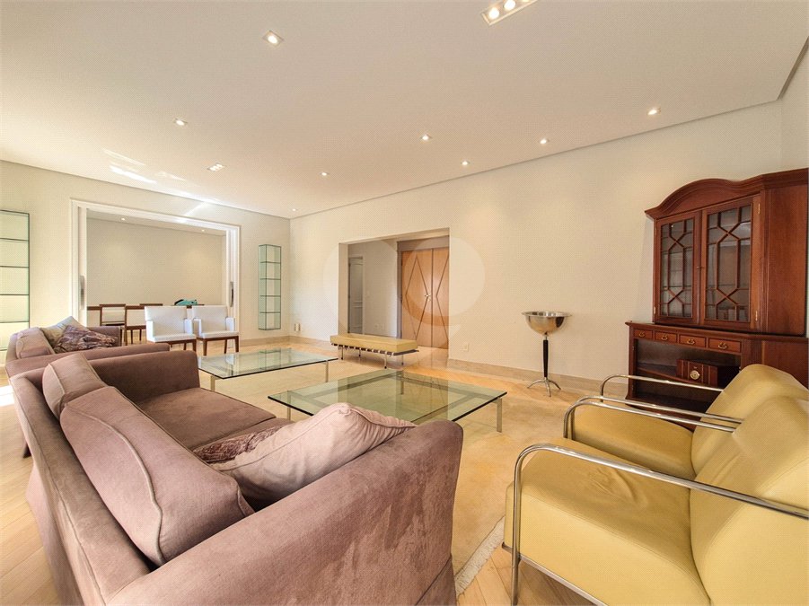 Apartamento à venda ou para alugar com 4 quartos, sendo 3 suítes, em Moema, São Paulo, SP