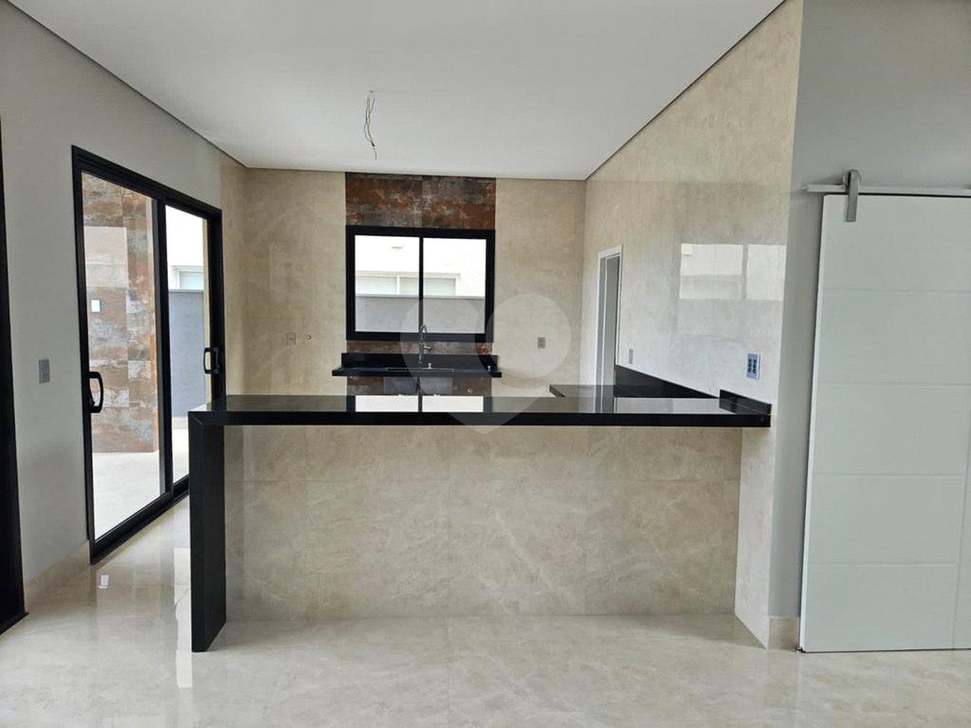 Casa à venda com 3 quartos, sendo 4 suítes, no condomínio Reserva dos Vinhedos, Louveira - SP