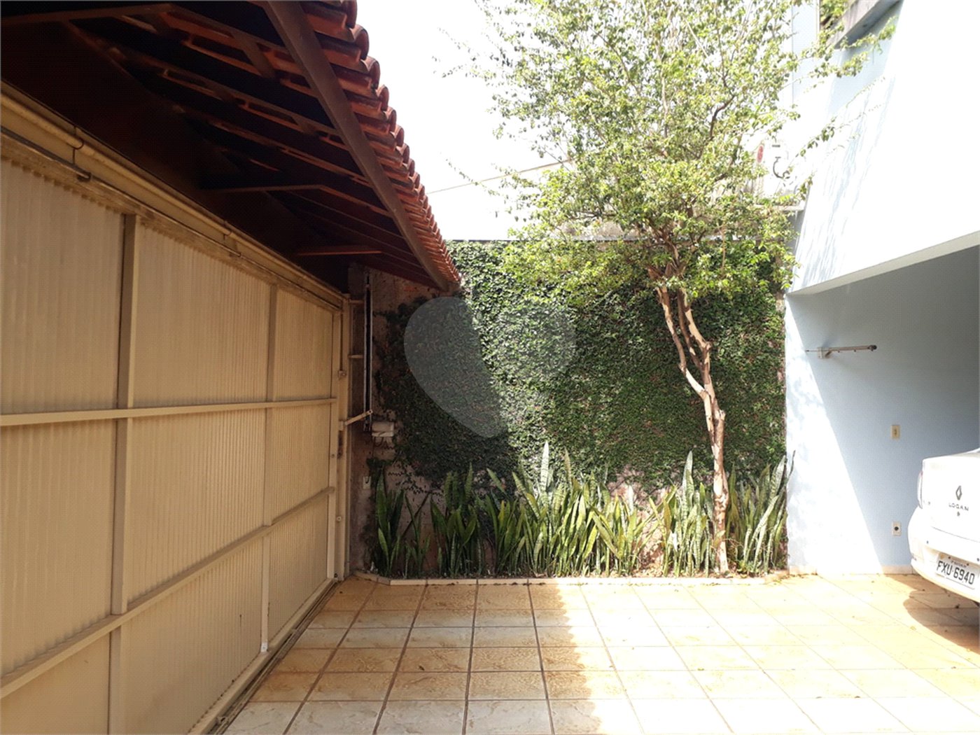 Sobrado com quintal amplo e arborizado a venda