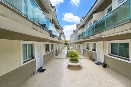 Casa à venda com 3 quartos, sendo 1 suíte, no condomínio Rafaela I, São Paulo - SP