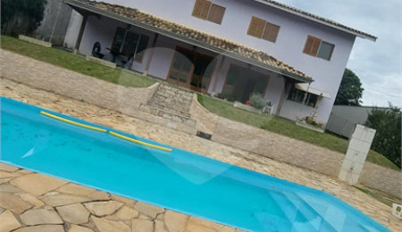 Casa à venda com 4 quartos, sendo 1 suíte, no condomínio Marf II, Bom Jesus dos Perdões - SP