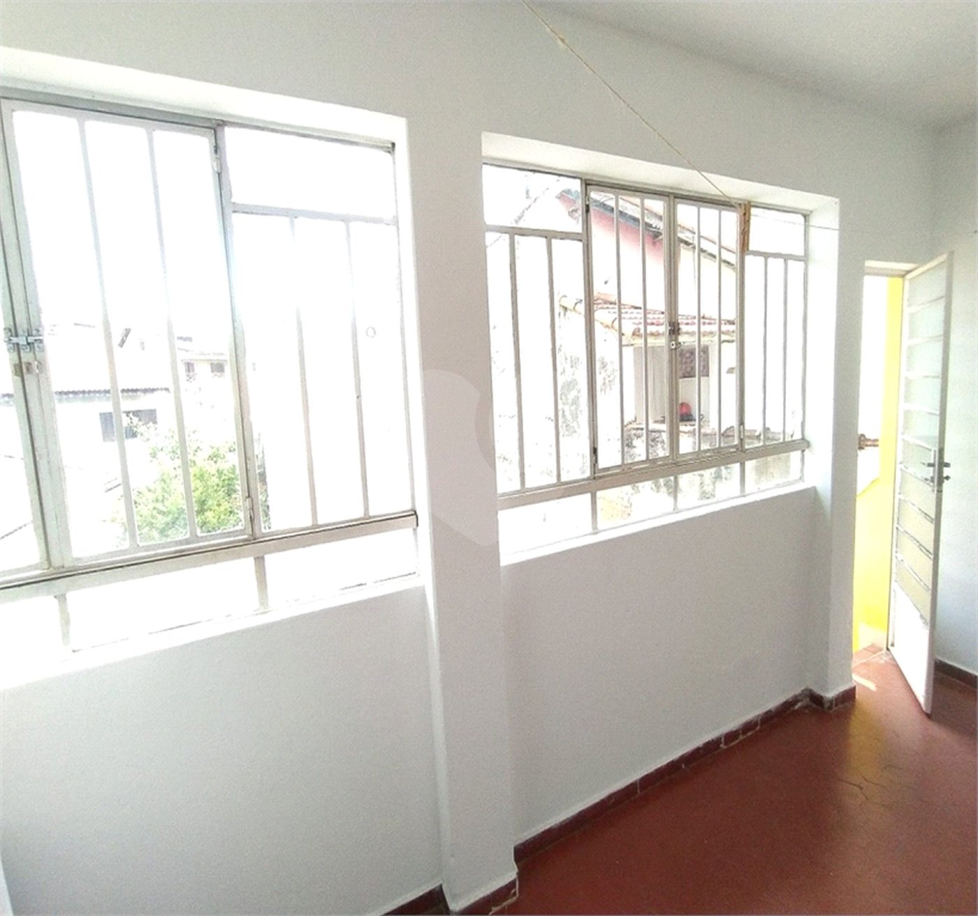 SOBRADO DE 100 M² COM 03 DORMITÓRIOS, VAGA E QUINTAL PARA LOCAÇÃO (OU VENDA) NO JARDIM DO COLEGIO-SANTANA