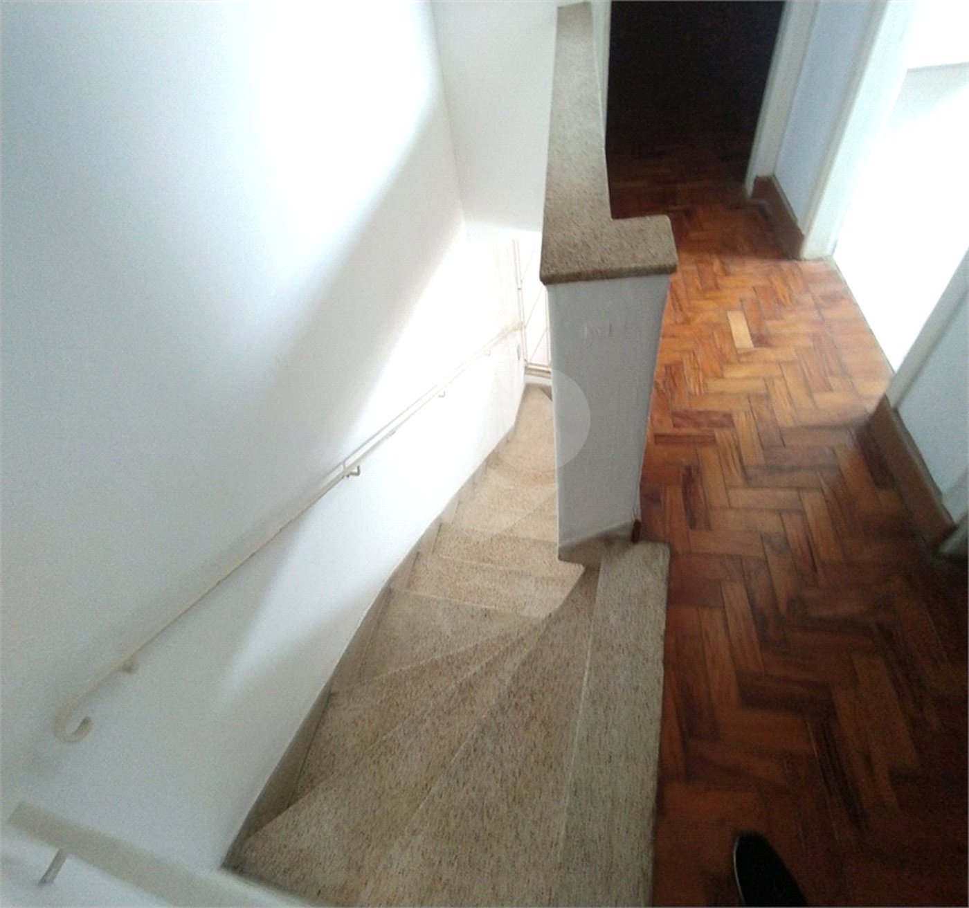 SOBRADO DE 100 M² COM 03 DORMITÓRIOS, VAGA E QUINTAL PARA LOCAÇÃO (OU VENDA) NO JARDIM DO COLEGIO-SANTANA