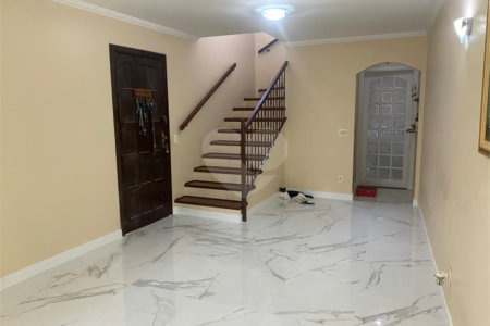 Sobrado à venda com 3 quartos, sendo 1 suíte, em Jardim Londrina, São Paulo, SP