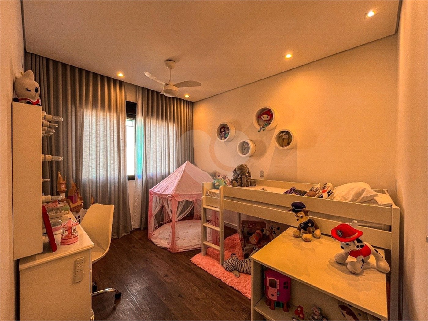 Casa à venda com 4 quartos, sendo 3 suítes,  no condomínio Vintage, Cotia - SP