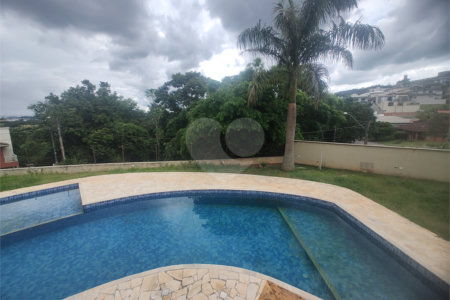 Casa à venda com 5 quartos, sendo 3 suítes, no condomínio Serra da Estrela, Atibaia - SP