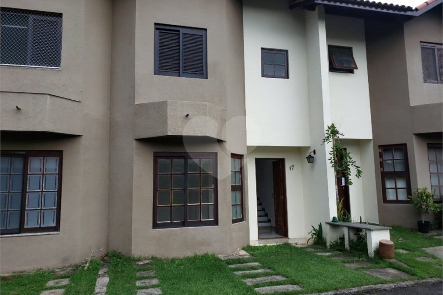 Casa à venda com 3 quartos, sendo 1 suíte, no condomínio Morada dos Pássaros, São Paulo - SP