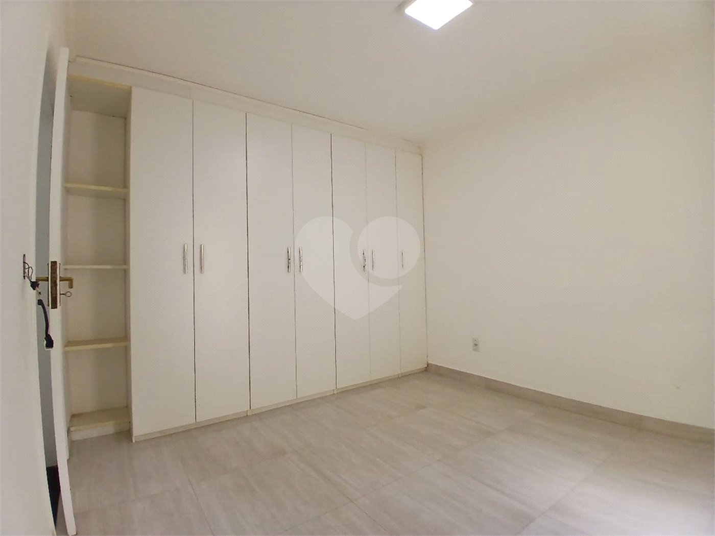 Casa à venda com 4 quartos, sendo 2 suítes, no condomínio Flamboyant, Atibaia - SP
