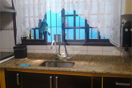 Sobrado à venda com 3 quartos, sendo 1 suíte,  em Vila do Castelo, São Paulo, SP