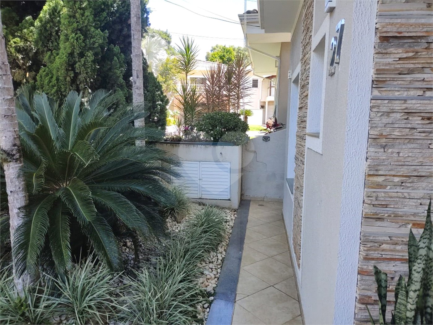 Casa à venda com 4 quartos, sendo 2 suítes, no condomínio Residencial Jardim das Palmeiras, Vinhedo - SP