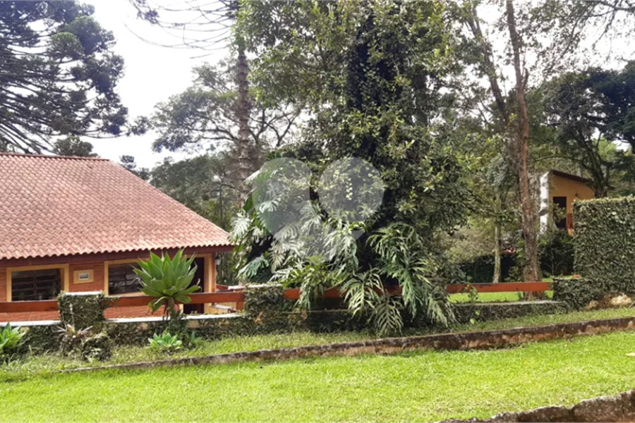 Casa à venda com 3 quartos, sendo 1 suíte, no condomínio Jardim da Monntanha II, Mairiporã - SP